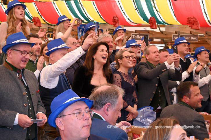 Gute Stimmung, als am Ende "Ein Hoch auf ... S&ouml;der" gesungen wurde beim GastroFr&uuml;hling 2026 im Hippodrom (&copy;Foto: Ingrid Grossmann)